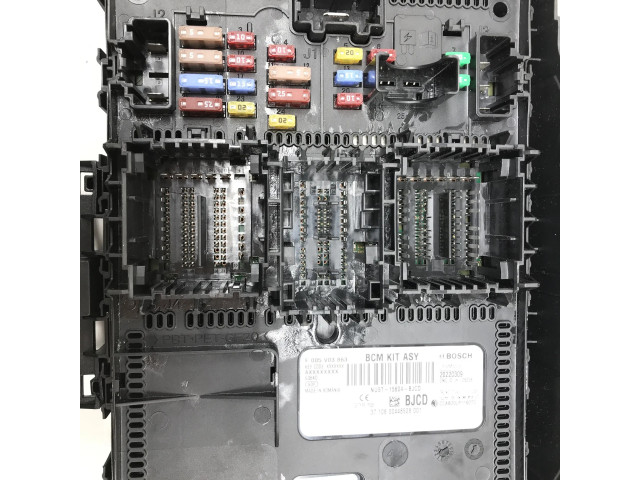 Блок предохранителей NU5T15604BJCD, F005V03863   Ford Focus    