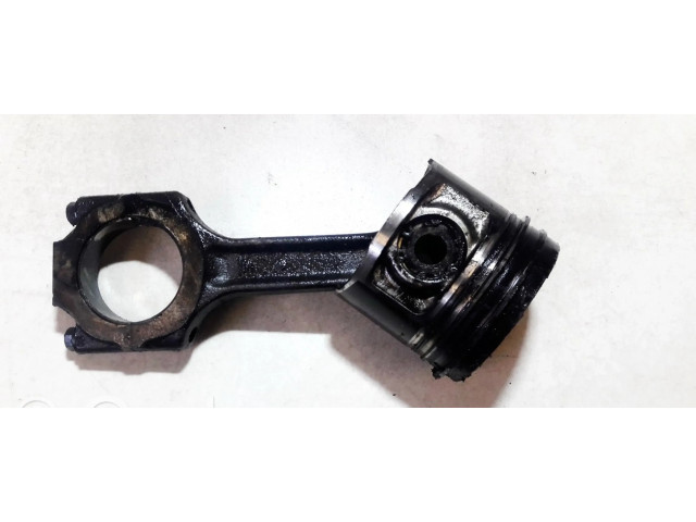 Píst    Alfa Romeo 156  pro naftový motor 2.4  