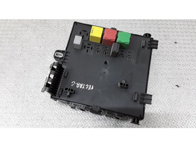 Блок предохранителей 13189924   Opel Vectra C    