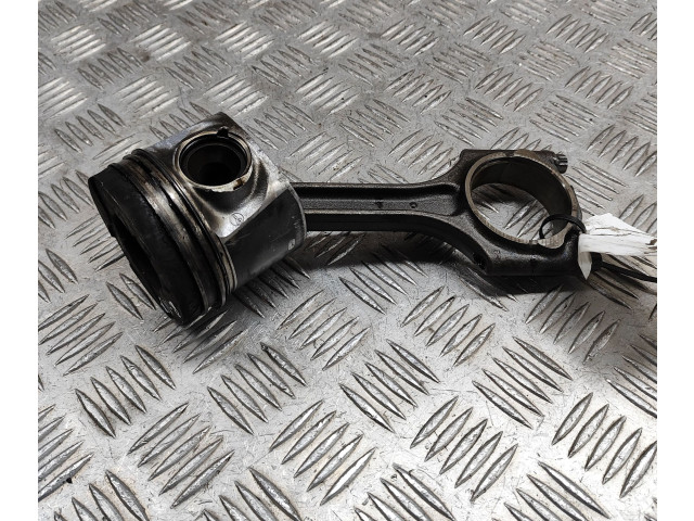 Píst 31339777, 31401216   Volvo V60     