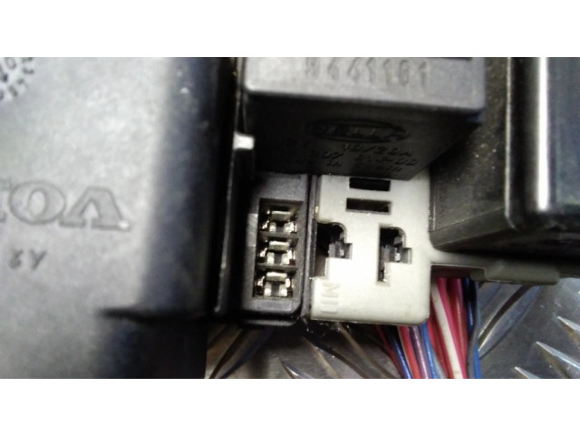   Pojistková skříňka 08696040, 08696098   Volvo S60 2003