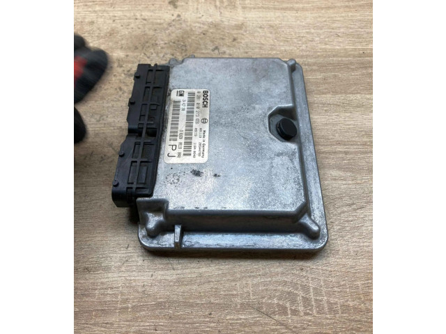 Блок управления двигателем Блок управления 24417198, 0281010273   Opel Omega B2