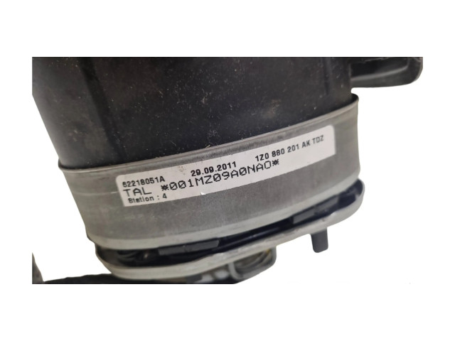 Подушка безопасности водителя 1Z0880201AK   Skoda Octavia Mk2 (1Z)
