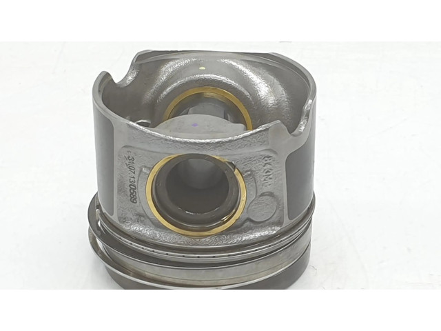 Píst 11258571012, 1212CD   BMW 2 F22 F23  pro naftový motor   