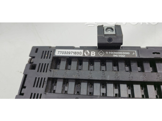 Блок предохранителей 7703297183G   Renault Megane I    