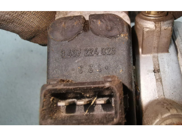 Vstřikovací lišta 0438121011, 026133353   Audi 80 90 B3     