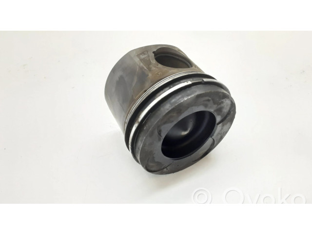 Píst 8487E   BMW 3 E90 E91  pro naftový motor 2.0  