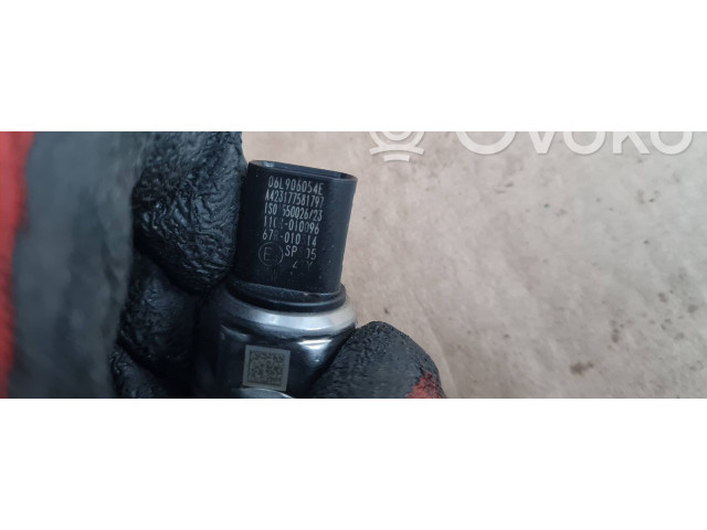 Vstřikovací lišta 06L906054E   Audi Q5 SQ5    CWG CWGD 