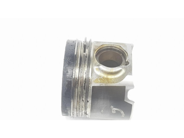 Píst 11257812585, 7812585   BMW 4 F36 Gran coupe  pro naftový motor   