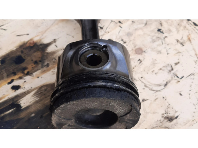 Píst 81L79   Volvo S60  pro naftový motor 2.4  