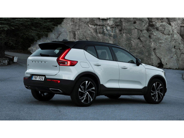 Přístrojová deska  Volvo XC40 2023 32406403  