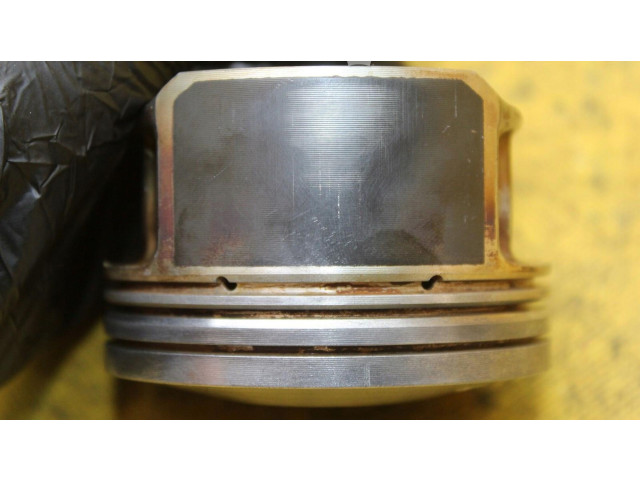 Píst    Audi A6 S6 C5 4B     