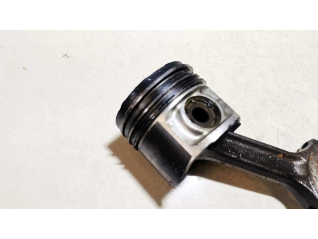 Píst    Alfa Romeo 156  pro naftový motor 2.4  