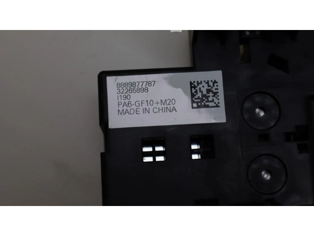 Блок предохранителей  8889877787, 32265898   Lynk & co 01    