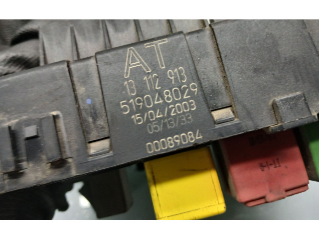 Блок предохранителей 13112913, 519048029   Opel Signum    