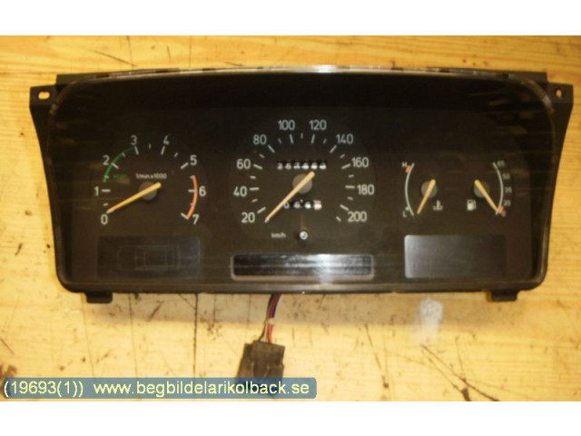 Панель приборов    Saab 9000 CC       