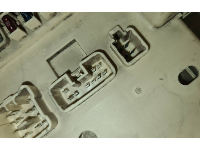   Pojistková skříňka 8273360032   Toyota Land Cruiser (J100) 2001