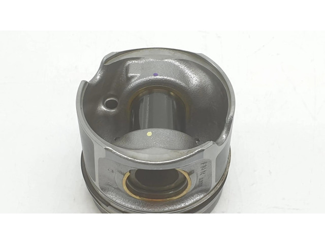 Píst 11258571012   BMW 2 F22 F23  pro naftový motor   