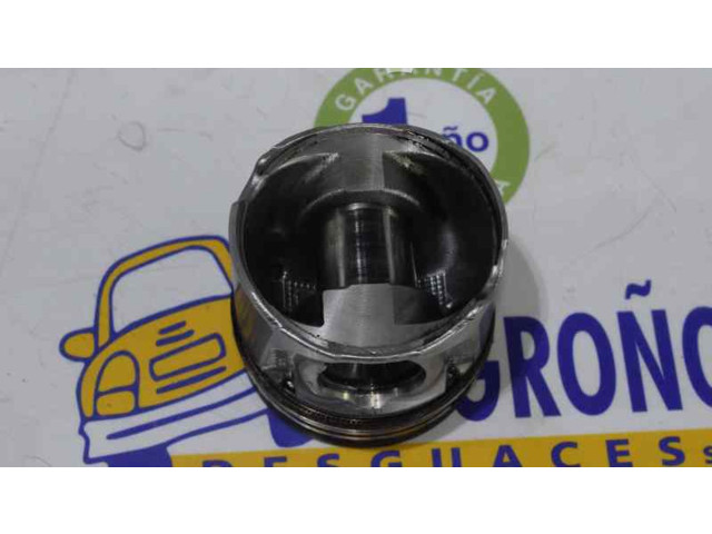 Píst 7701479102   Renault Trafic I  pro naftový motor 2.0  