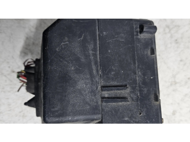   Pojistková skříňka 13746132   BMW 3 E30 1989