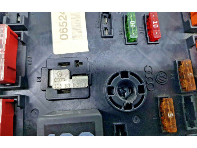 Блок предохранителей  3C09712490, nr3713   Volkswagen PASSAT B6    