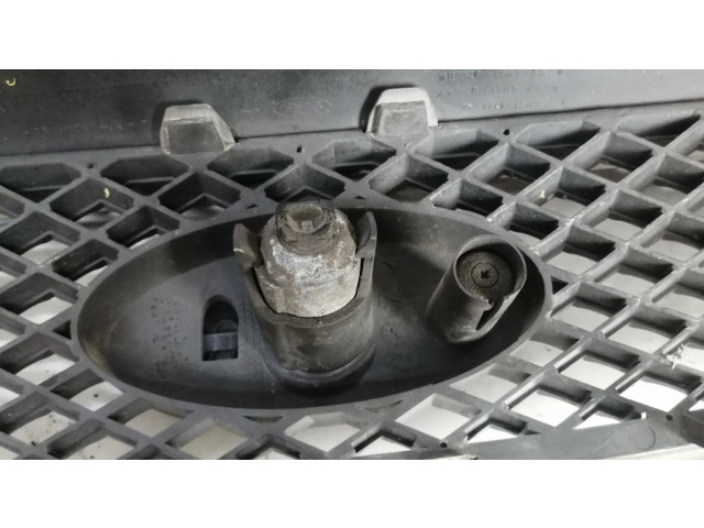 Верхняя решётка Ford Focus 2004-2010 года 4M518138AE, 4M518200AK      