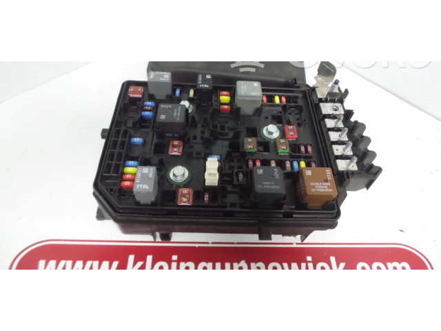 Блок предохранителей 39040852   Vauxhall Astra K    
