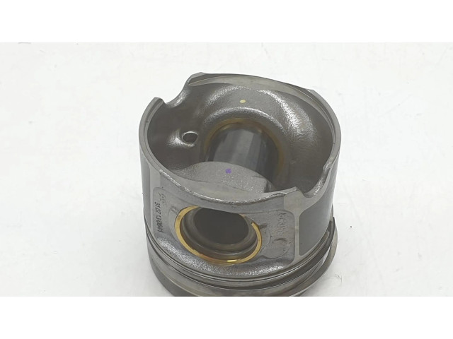 Píst 11258571012   BMW 2 F22 F23  pro naftový motor   