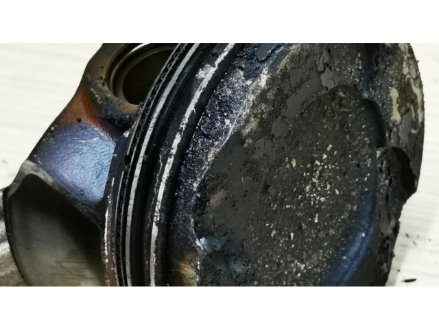 Píst 7846593   BMW 3 GT F34  pro benzínový motor 2.8  
