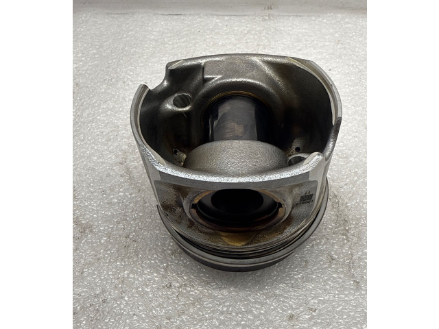  Поршень  11258584899, 8584899  BMW 5 G30 G31  