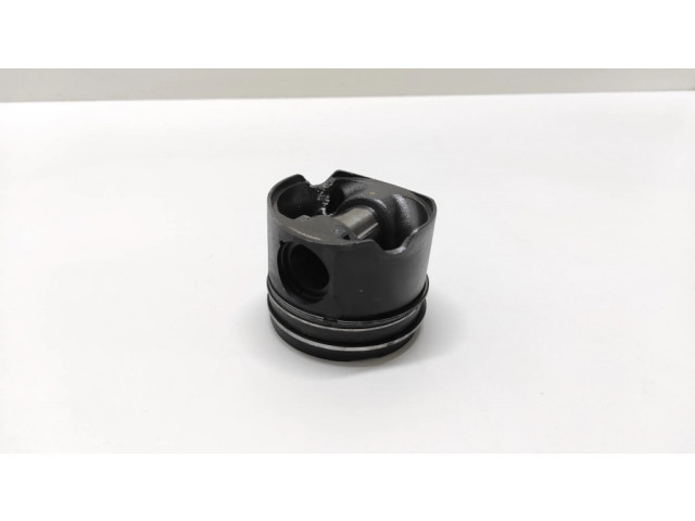 Píst    BMW 7 E65 E66  pro naftový motor 4.5 M67n 