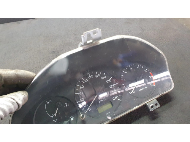 Přístrojová deska  Mazda 323 F 2000 7MBH1CB  