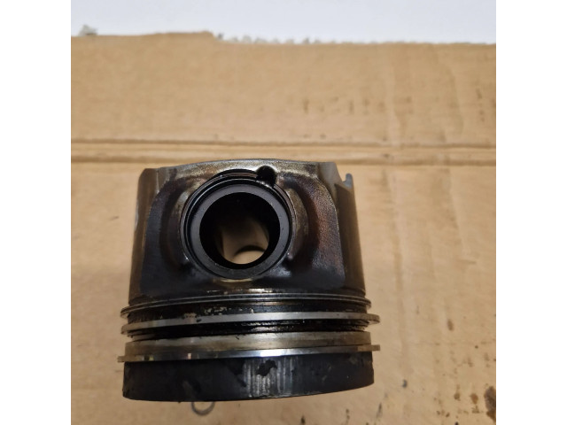 Píst 7812585   BMW 5 F10 F11  pro naftový motor 3.0 N57D30B Diesel straight 6