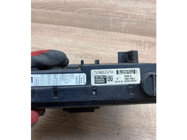   Pojistková skříňka 30728512, 05W325   Volvo XC70 2005