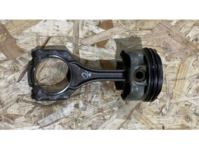 Píst 7843123704, 111213676   BMW 5 F10 F11  pro benzínový motor 4.4  