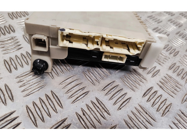 Блок предохранителей  8922152242   Toyota Verso-S    