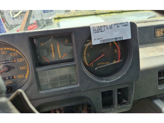Přístrojová deska  Mitsubishi Pajero 1990   