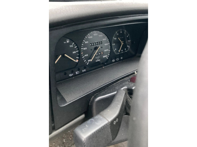 Přístrojová deska  Volkswagen PASSAT B3 1990   