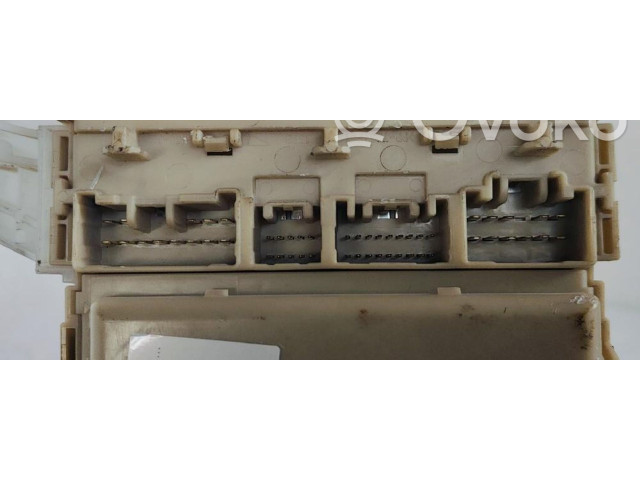  Pojistková skříňka 827300F320   Toyota Verso 2009
