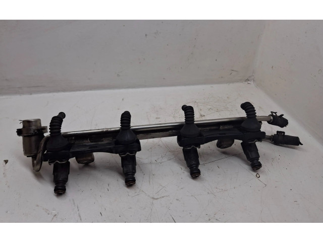 Топливная рампа 06A133681   Audi TT Mk1  