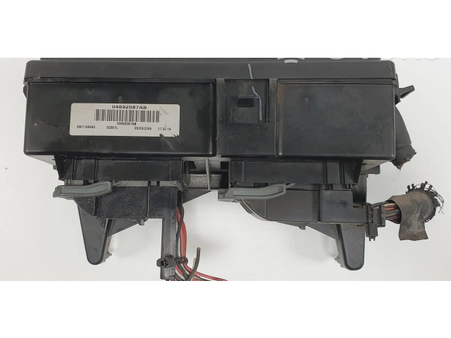 Блок предохранителей  04692087AB   Jeep Cherokee    
