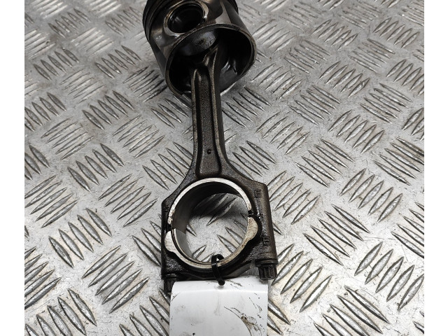 Píst 31339777, 31401216   Volvo V60     
