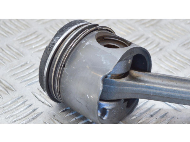 Píst    BMW 5 E39  pro naftový motor 2.5 M57 D25 (256D1) 