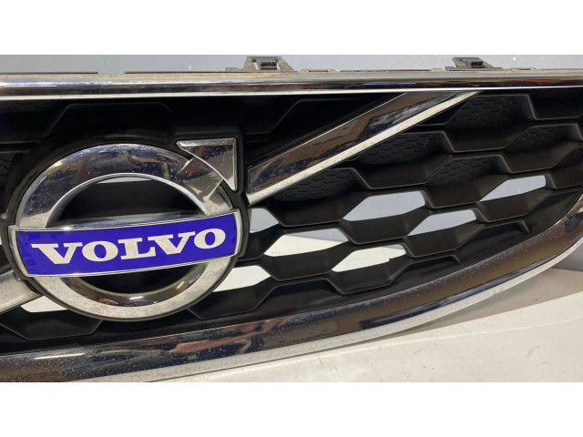 Верхняя решётка Volvo C30 2010-2013 года 31290486, 31290485      