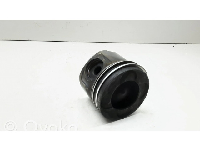 Píst    BMW X5 E53  pro naftový motor 3.0  