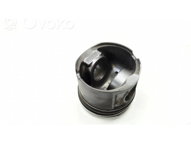 Píst 8487E   BMW 3 E90 E91  pro naftový motor 2.0  