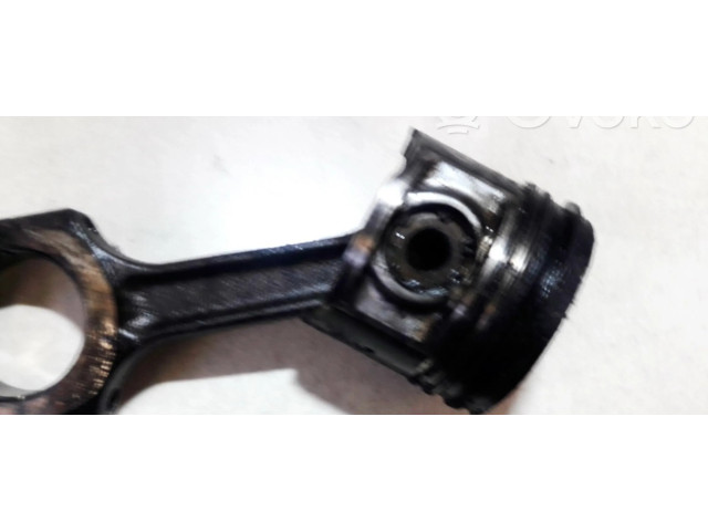 Píst    Alfa Romeo 156  pro naftový motor 2.4  