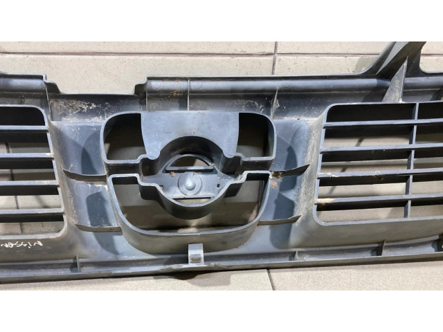 Передняя решётка Nissan Navara D22 1997-2004 года 623102S4, 623102S400      