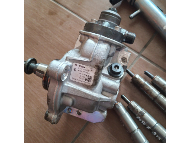 Vstřikovač A6540704301, 0445010736   Mercedes-Benz E W213  pro naftový motor 2.2  