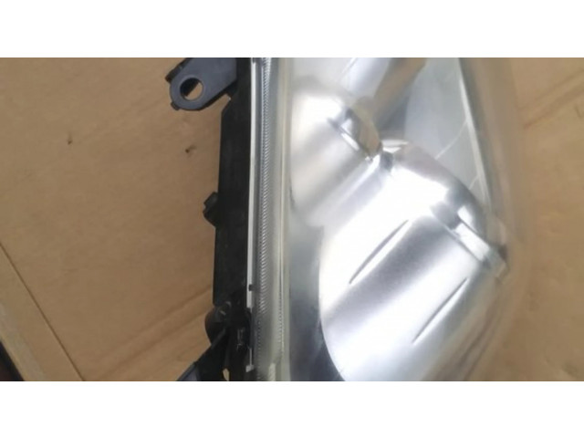 Přední světlo pravé T25, XENON200609   Toyota Avensis T250 2003